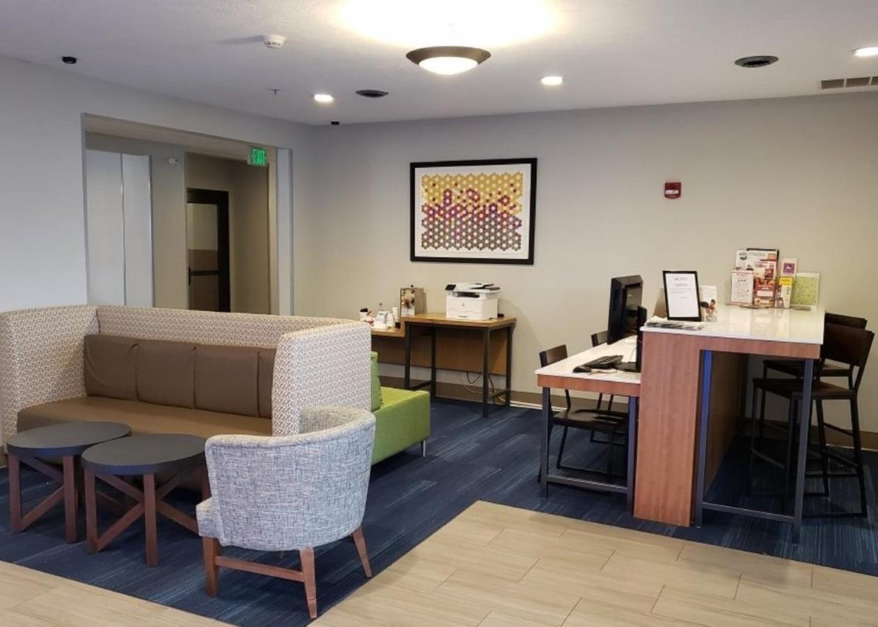 Holiday Inn Express Hotel And Suites Lincoln Airport By Ihg Exteriör bild