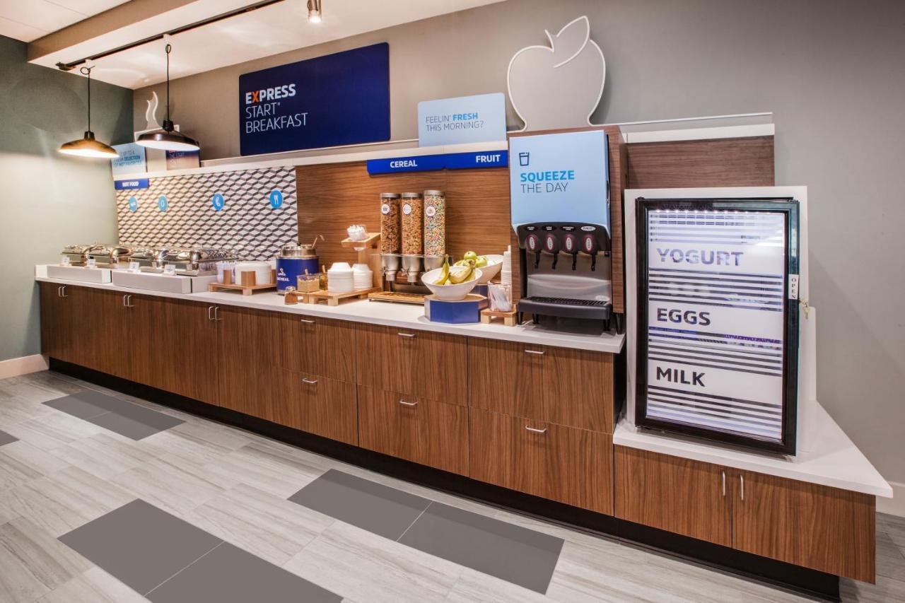 Holiday Inn Express Hotel And Suites Lincoln Airport By Ihg Exteriör bild